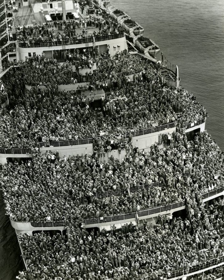 18. One of the ships arriving at the port in New York, loaded with soldiers returning from the Second World War.