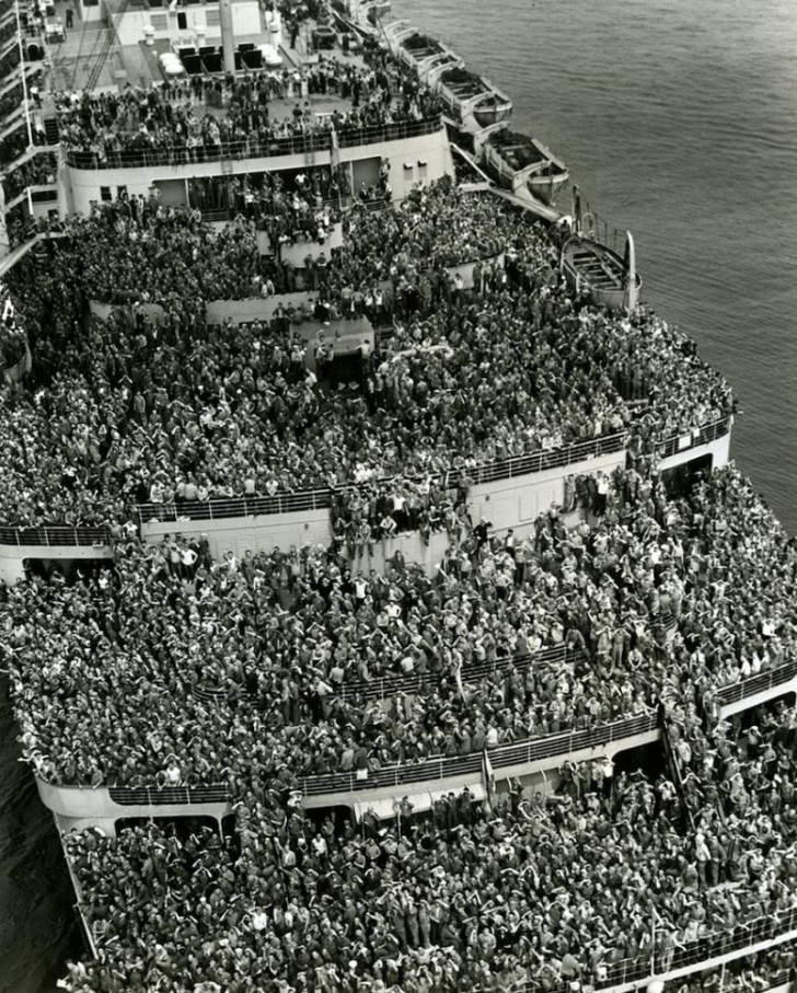 18. Un des navires arrivant au port de New York, rempli de soldats revenant de la Seconde Guerre mondiale.