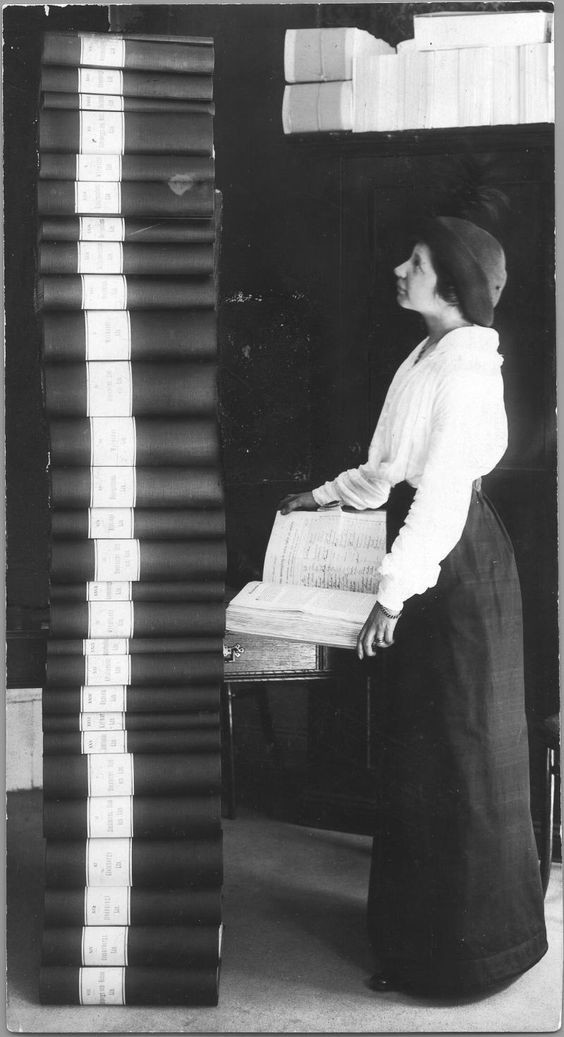 6. Elin Wagner devant la pile de registres contenant les signatures pour obtenir le vote des femmes.