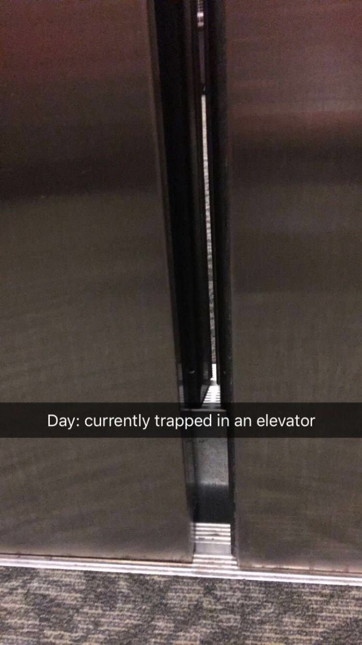 Ein bisschen Robinson Crusoe, ein bisschen Cast Away: "Tag: Aktuell gefangen in einem Aufzug"