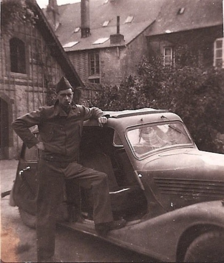 Mon grand-père avec une voiture volée aux Nazis.