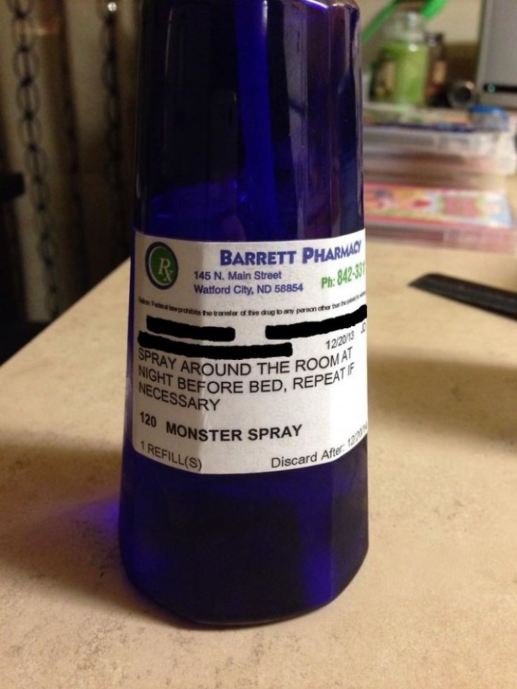 Cette pharmacie propose aux plus petits un spray pour éloigner les monstres (avec mode d'emploi!).