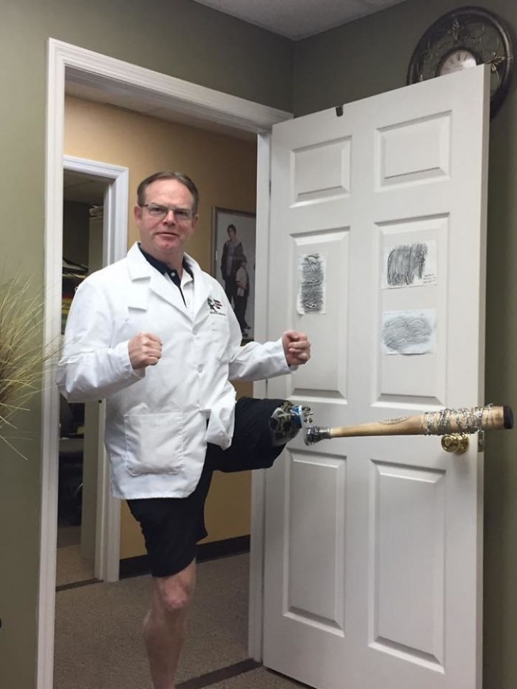 Deze dokter mist een been, maar het ontbreekt hem niet aan humor waarmee hij zijn patiënten ontvangt!