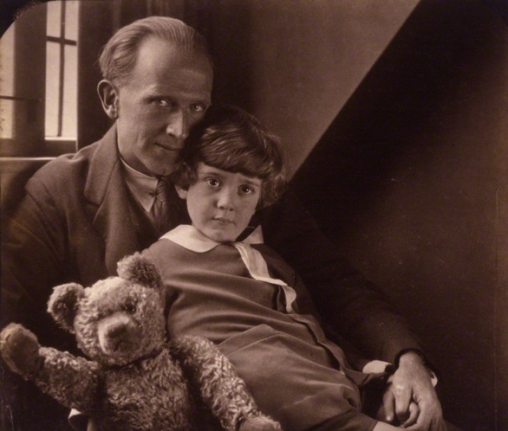1. Alan Milne, der Schriftsteller, der Winnie Pooh erfand zusammen mit seinem Sohn und dem original Bären. Der Junge ist das Vorbild für den Protagonisten des Buches gewesen.