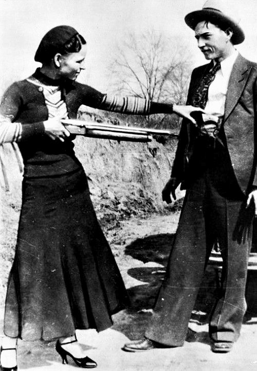 9. Bonnie und Clyde auf einem Foto, das in einem ihrer Verstecke von der Polizei gefunden wurde, 1933.