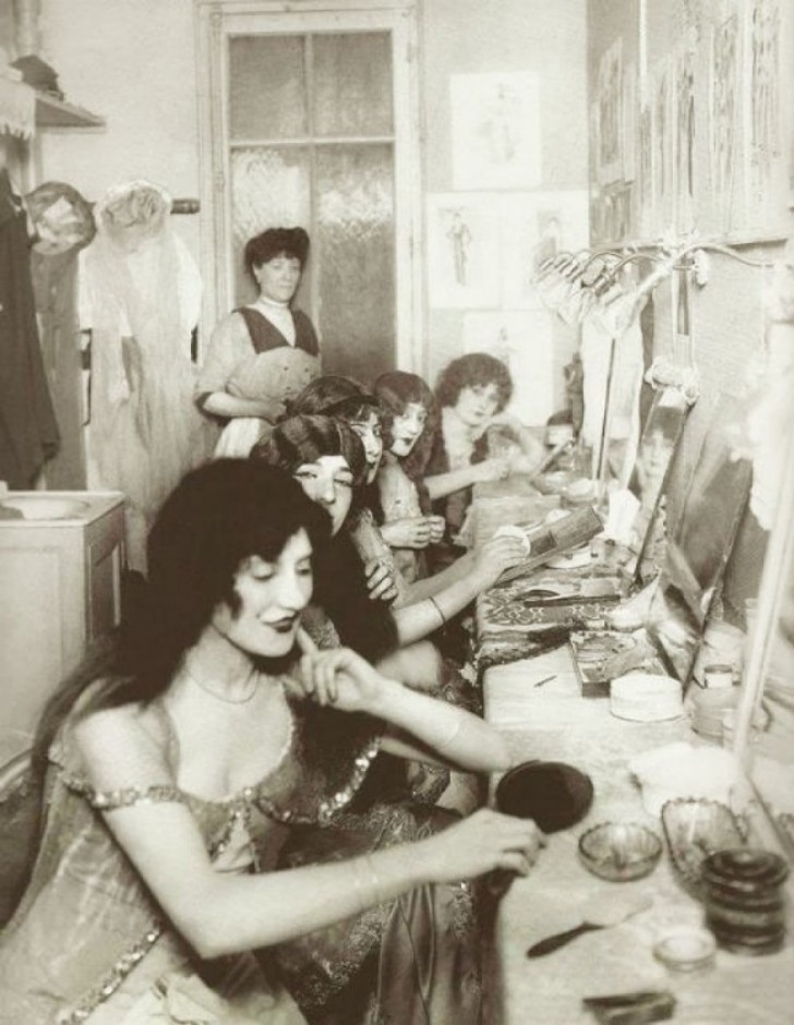 11. Die Garderobe von Moulin Rouge, 1924.