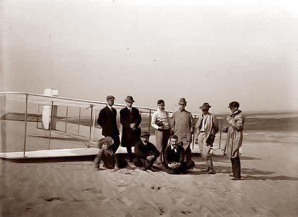 13. Die Gebrüder Wright auf einem Foto mit anderen Flugbegeisterten.