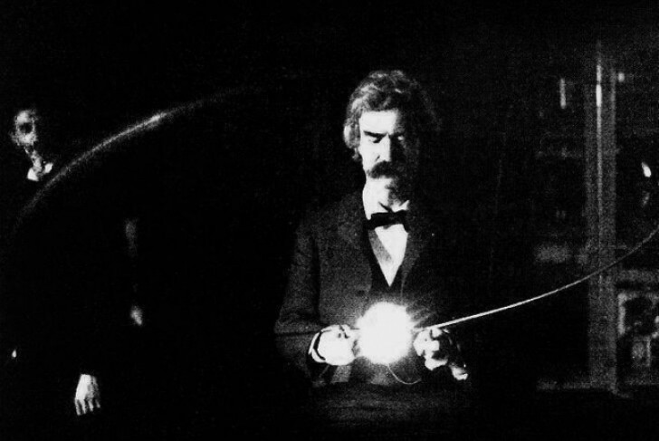 2. Mark Twain im Studio seines Freundes Nikola Tesla, der ihm zeigt, wie der menschliche Körper Strom weiterleiten kann.