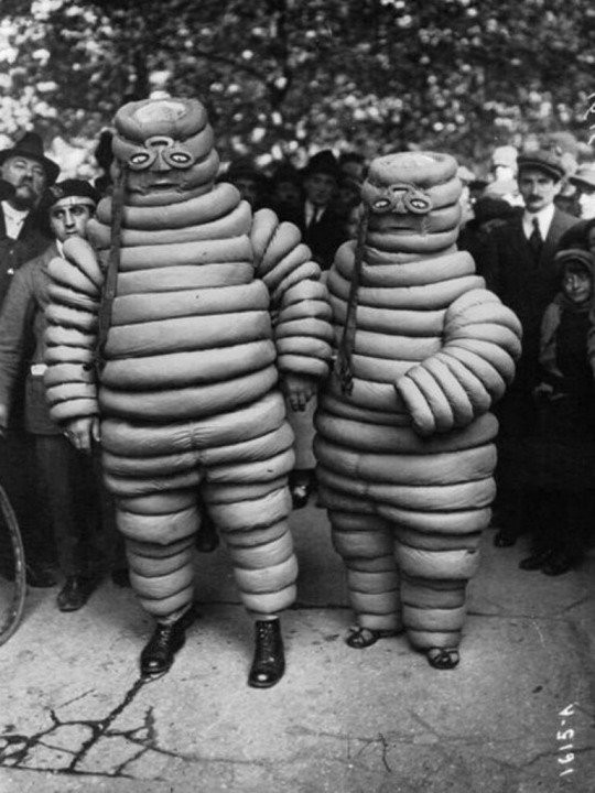 8. De eerste Michelin mannetjes, aan het begin van 1900.