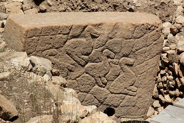 Die Archäologen glauben dass die kreisrund angeordneten Felsen eine Versammlung von Männern symbolisieren.