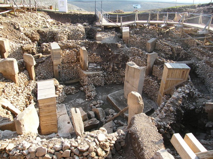 Gobekli Tepe rappelle vaguement Stonehenge, mais il a été construit plus tôt et non pas avec des blocs de pierre grossièrement taillés.