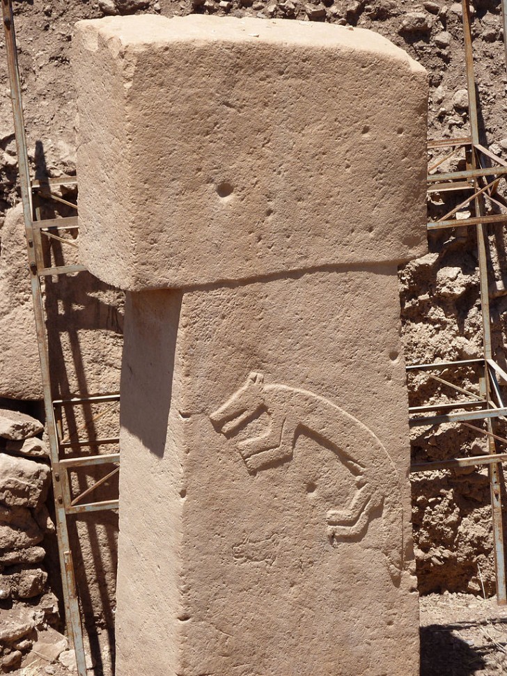En effet, ce site présente des piliers de pierre calcaire sculptés en bas-relief et représentant des gazelles, des serpents, des renards, des scorpions et des sangliers.