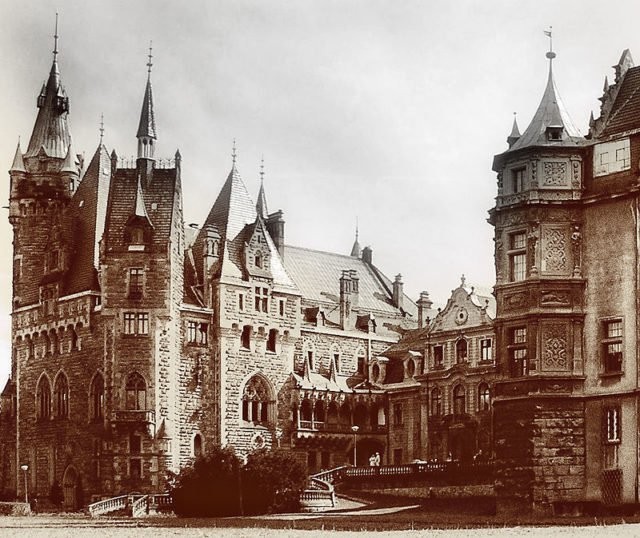 Aujourd'hui le château est plus ou moins comme Franz Hubert l'a quitté, avec ses 99 tours et 365 pièces.