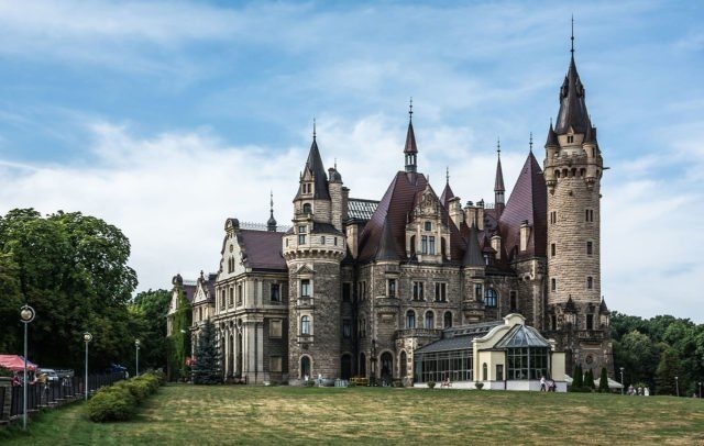 Come molte altre famiglie aristocratiche, anche quella von Reisewitz finì per non avere più risorse e perdere la proprietà del Castello.