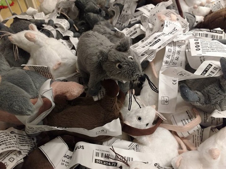 The area dedicated to children's bedrooms is full of stuffed toy rats. There are so many that I start thinking that they must have a special meaning in Swedish culture.