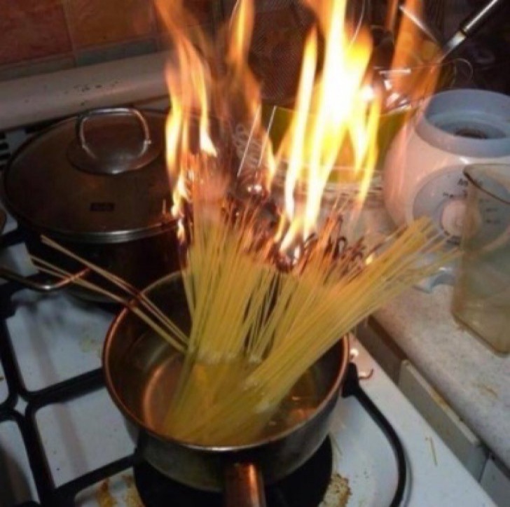 2. Y pensar que cocinar los spaghetti esta consederada una de las cosas mas faciles...