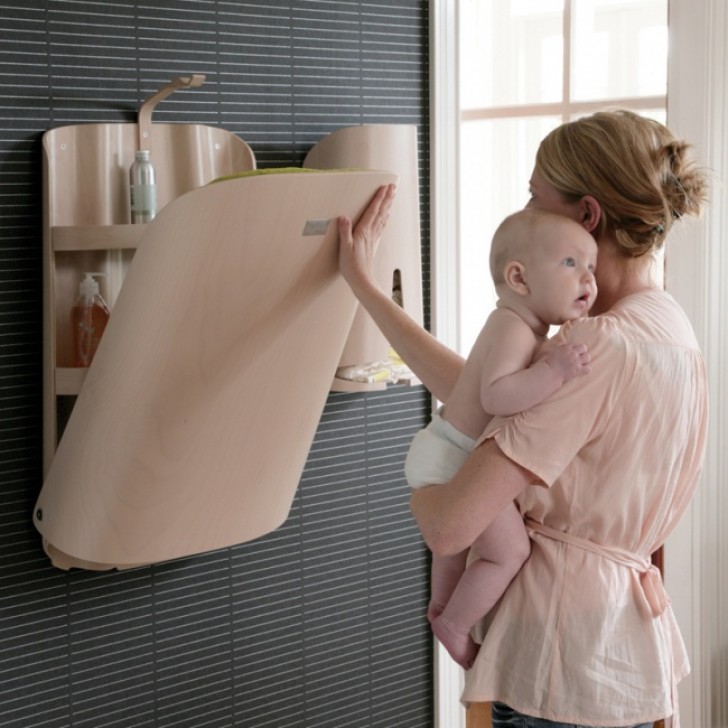 20. Lit bébé pour changer le nourrisson et armoire pour contenir les produits de première nécessité.