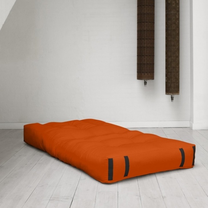 4. Eine einzelne Matratze, die zu einem Sessel umgebaut werden kann.