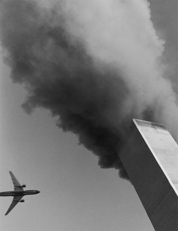2. Det andra planet några sekunder innan det kraschar i tornet: Bilden togs av en fotograf från en intilliggande byggnad.