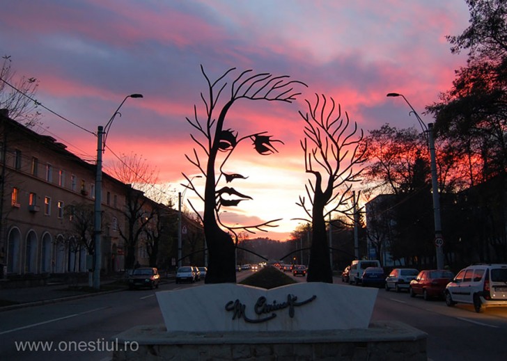 Ein Kunstwerk, das Mihai Eminescu, einem wichtigen rumänischen Dichter, gewidmet wurde. Es befindet sich in der Stadt Onesti und der beste Moment, sie zu betrachten ist der Sonnenuntergang.