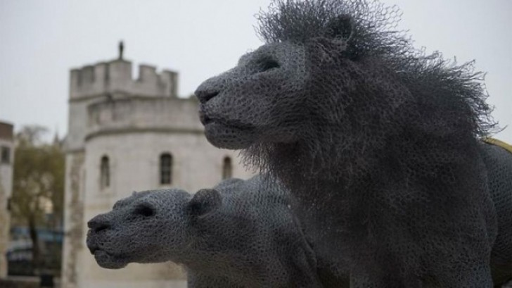 Kendra Haste maakte in 2011 standbeelden van leeuwen die de wacht houden.
