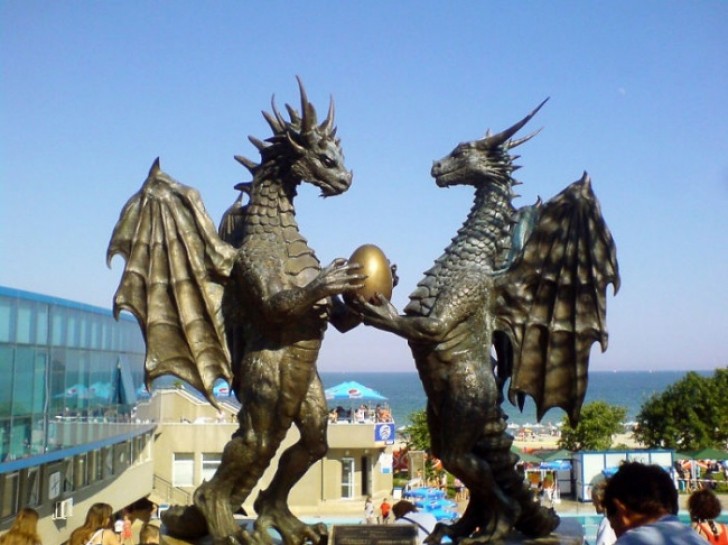 De verliefde draken in Varna (Bulgarije).