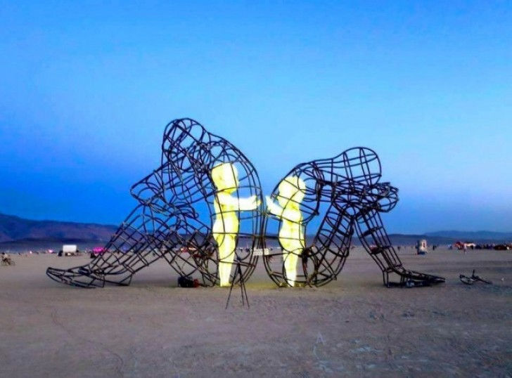 L'oeuvre de l'Ukrainien Alexander Milov prend le nom de "Love" et a été exposée pour la première fois lors du Burning Man Festival aux Etats-Unis en 2015.