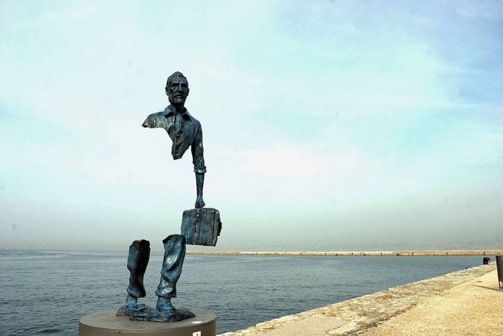 "Die Reisenden", eines der Werke des Künstlers Bruno Catalano. Es befindet sich in Marsiglia (Frankreich).