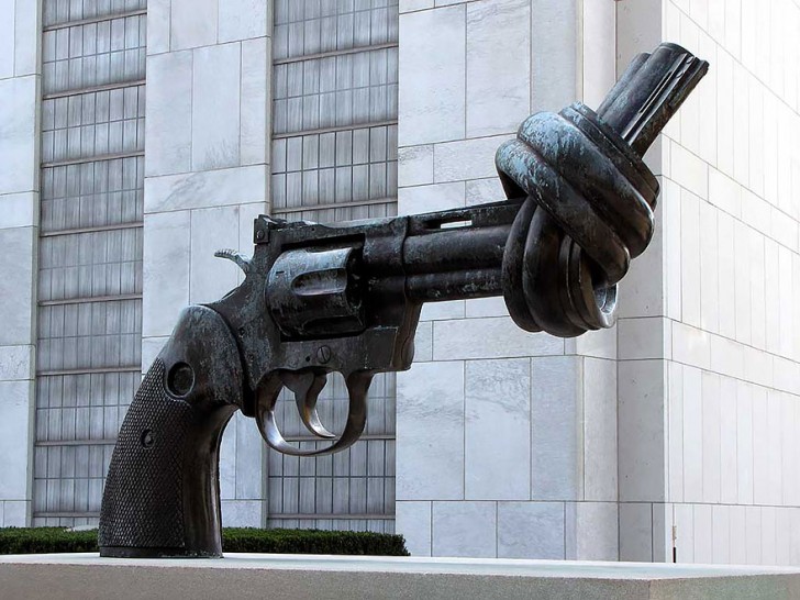 "Non-violence", une œuvre de l'artiste suédois Carl Fredrik Reuterswärd, créée pour commémorer son ami John Lennon, aujourd'hui appartenant aux Nations Unies (située à New York).