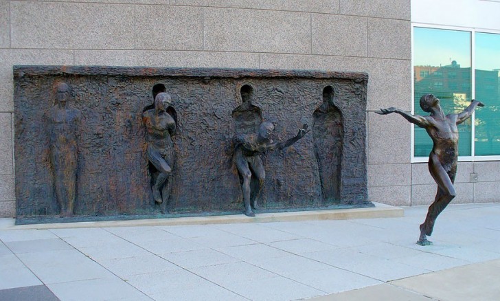 "Vrijheid", van Zenos Frudakis (Philadelphia, V.S.).