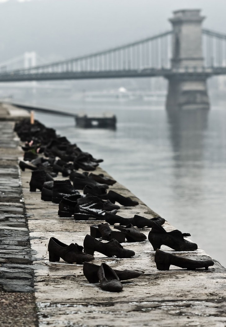 "Le scarpe sulle rive del Danubio", un'opera situata a Budapest che ricorda il massacro di cittadini ebrei compiuto dai miliziani del Partito delle Croci Frecciate durante la seconda guerra mondiale.
