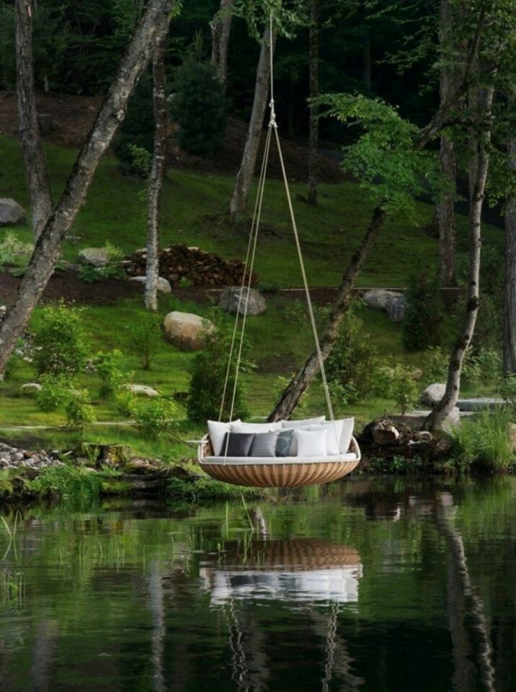 6. Ein Hängematten-Bett über einem See.