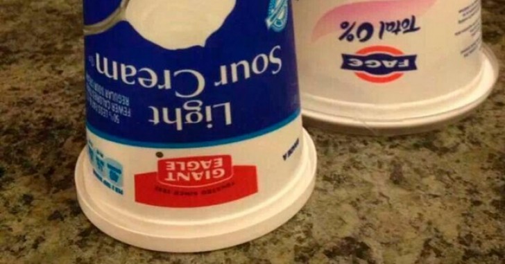 Joghurt en verse kaas moet je omgekeerd bewaren: dit voorkomt luchtinfiltratie die ervoor zorgt dat bacteriën zich vermenigvuldigen