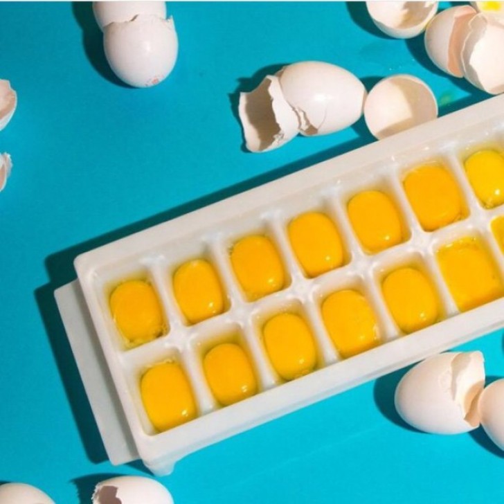 Wenn du bei den Eiern übertrieben hast, kannst du sie in einem Eiswürfelbehälter mit ein bisschen Salz zusammen einfrieren.