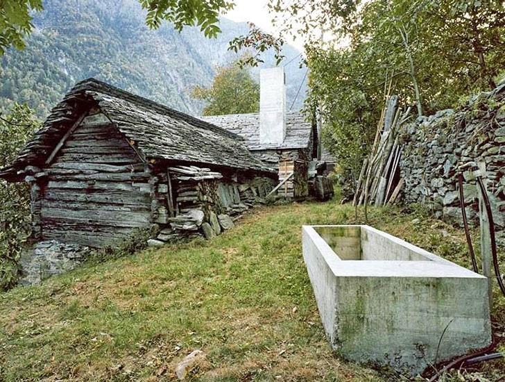 Huset, som har varit där i 200 år, har moderniserats av Buchner Bründler-studion efter en annorlunda men minimalistisk idé.