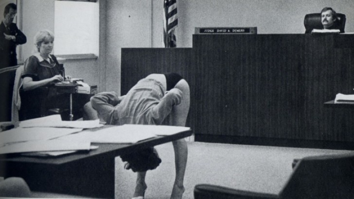 1. Eine Tänzerin aus Florida verteidigt sich vor dem Richter, der sie beschuldigt, zu provokante Unterwäsche getragen zu haben.