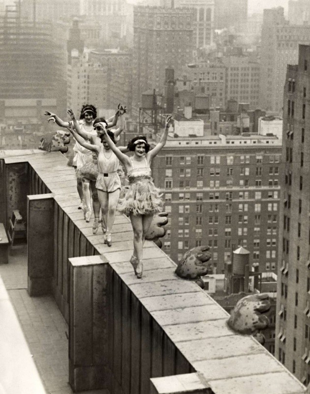 17. Bailarinas de Nova York se exibem em cima de um edifício.