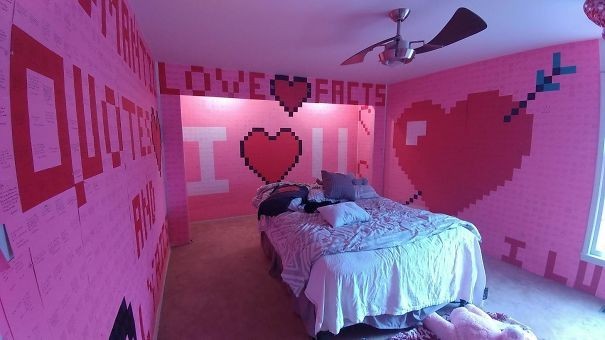 Für den Valentinstag hat mein Mann das Schlafzimmer mit Post-its dekoriert. Auf jedem steht eine Liebesbotschaft.