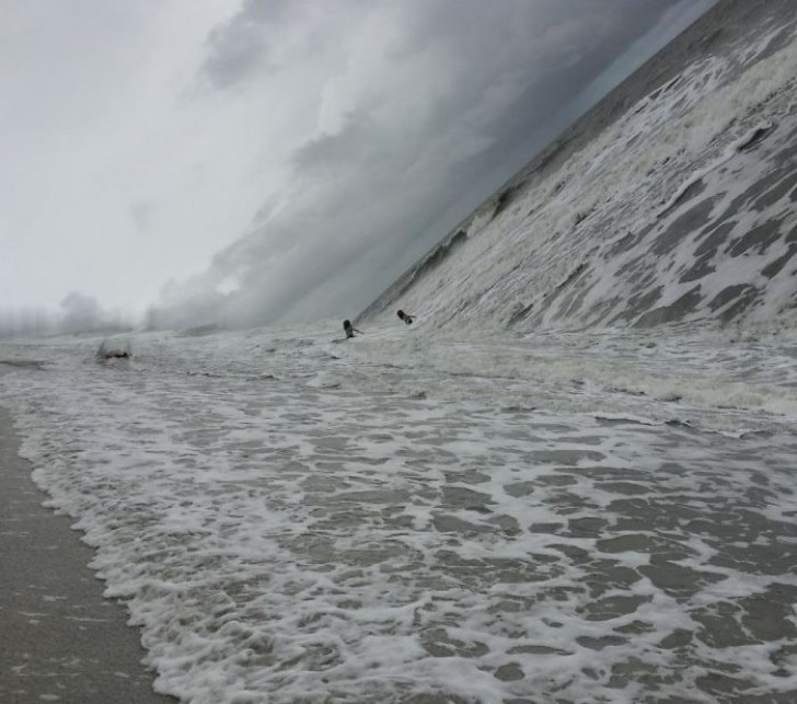 5. Een foto van een kalme zee die een gekke tsunami wordt!