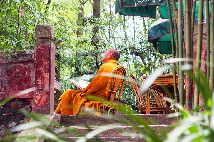 Munken tror starkt på möjligheten att meditera dagligen medan man städar, med tanke på dessa sju regler: