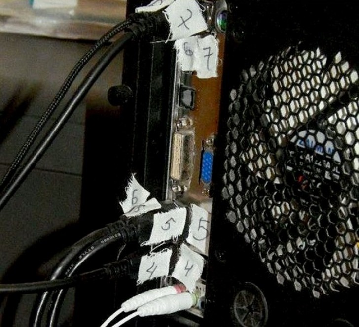 Mijn vrouw wilde per se het PC-hoekje schoonmaken. Ik moet wel zeggen dat ik zelf NOOIT de kabels zo zou organiseren!