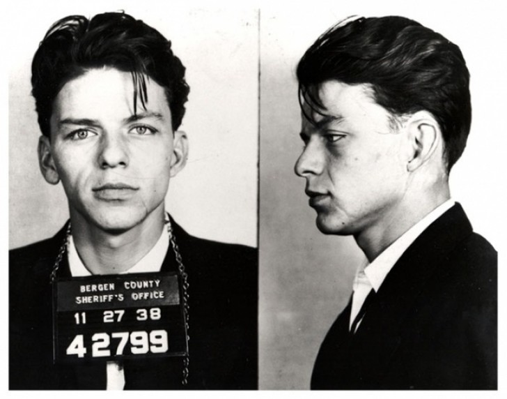 Et pour conclure, l'un des chanteurs les plus prolifiques et les plus couronnés de succès: Frank Sinatra au moment de son arrestation (1938).