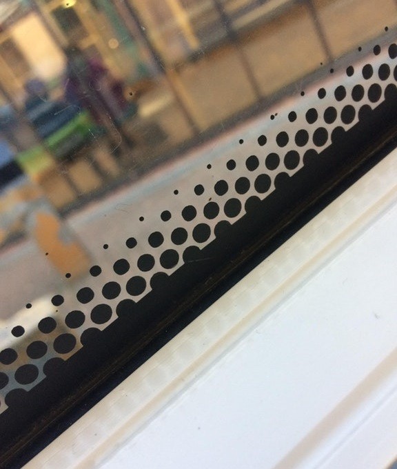 Weiß jemand von euch, wozu diese Punkte auf den Fenstern der Autobusse sind?
