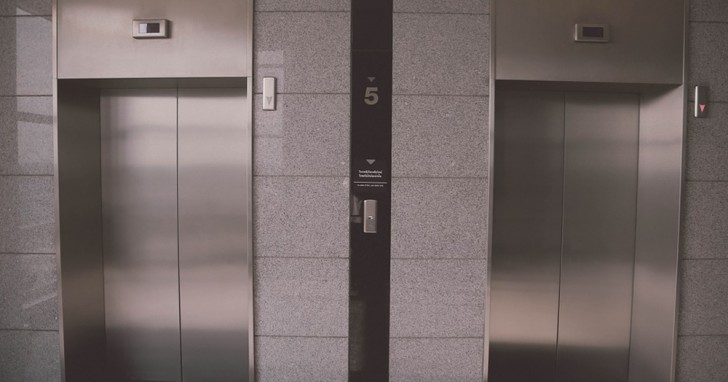 3. In ascensore