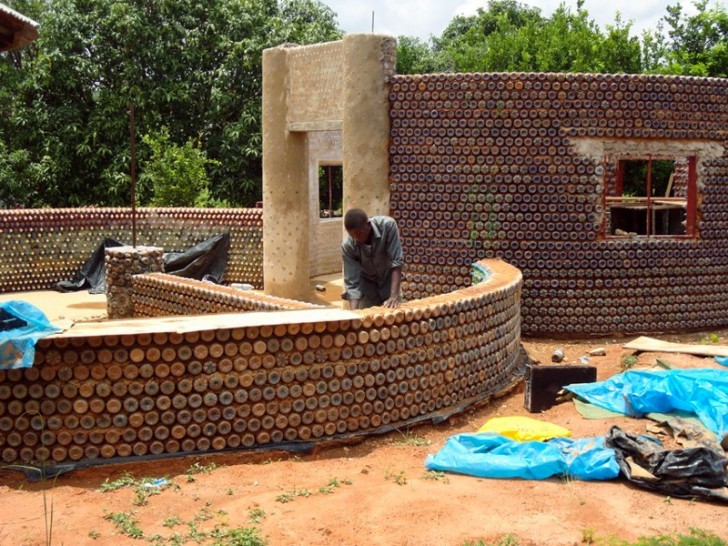 Por causa da crise econômica na Nigéria, muita gente não podia construir ou comprar uma casa.