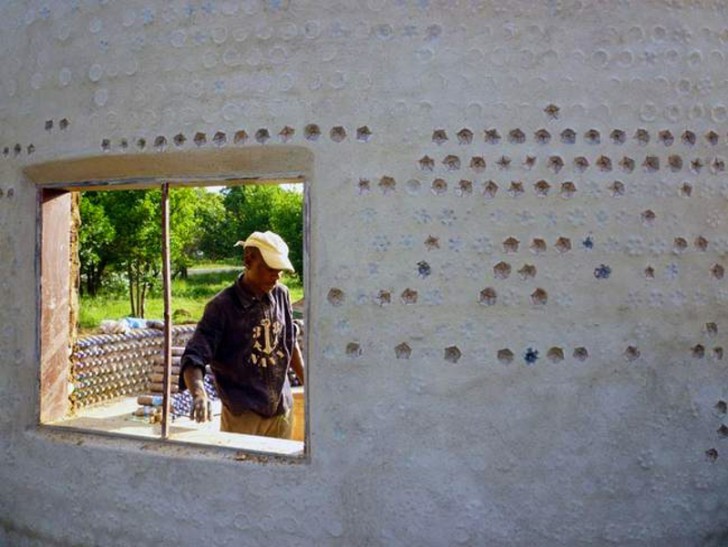 La idea de construir casas hechas de plastia no solo corta los costos de la construccion de una casa, sino que tiene incluso un impacto beneficioso sobre el ambiente.