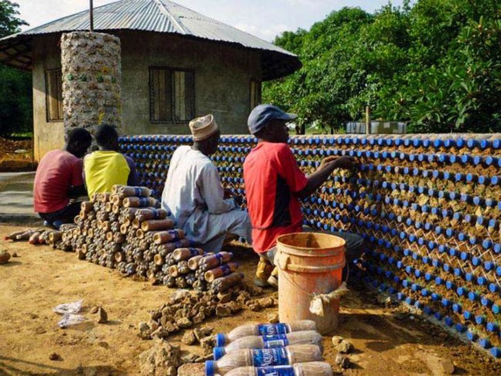 In fact, the plastic bottles used are collected from the road or from the garbage dumps. Then, they are filled with sand, mixed with a lime and assembled one on top of the other to form a wall.