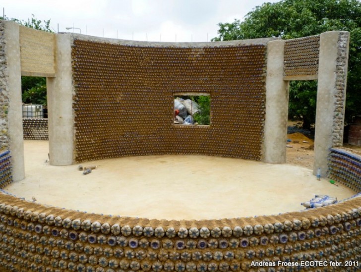 As casas têm painéis solares e também é utilizado o lixo orgânico para a produção de metano.