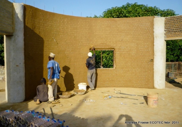 Det behöver inte vara ett stort problem för Nigeria, ett land somanvänder cirka 3 miljoner plastflaskor varje dag!