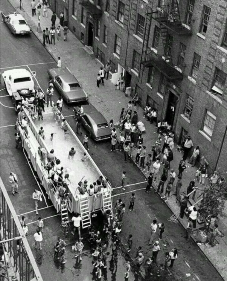Une piscine mobile fait le tour de New York, 1960.